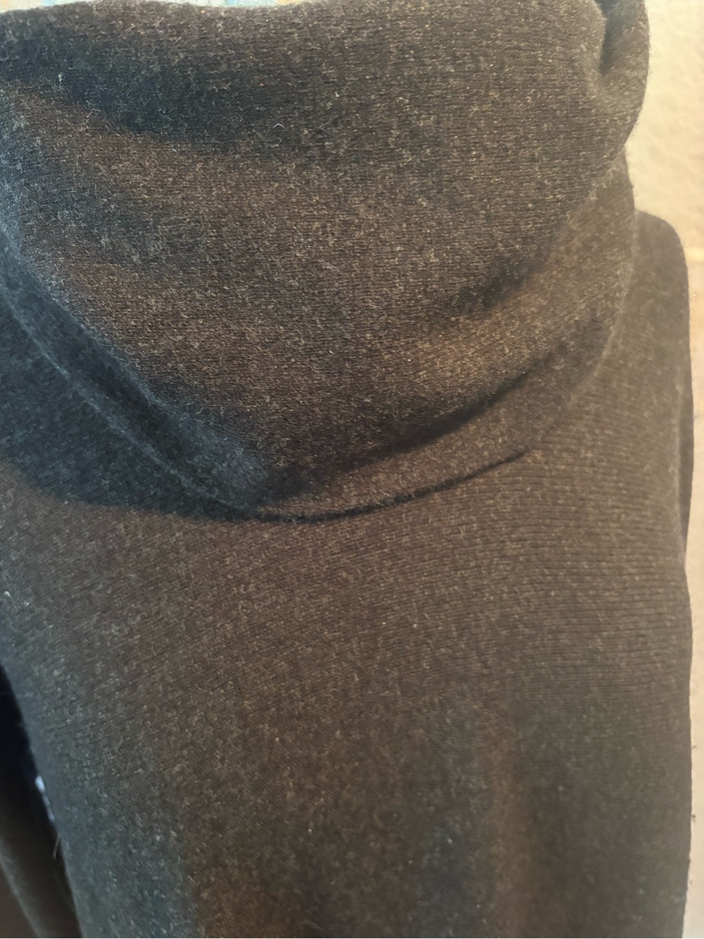 Vince cashmere blend super flattering turtleneck - Picture 2 of 8